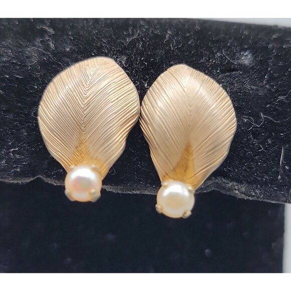 Vintage Richelieu 12KGF Gold Plated Leaf Clip-On Earrings W/ Faux Pearl Accent - Picture 2 of 6
